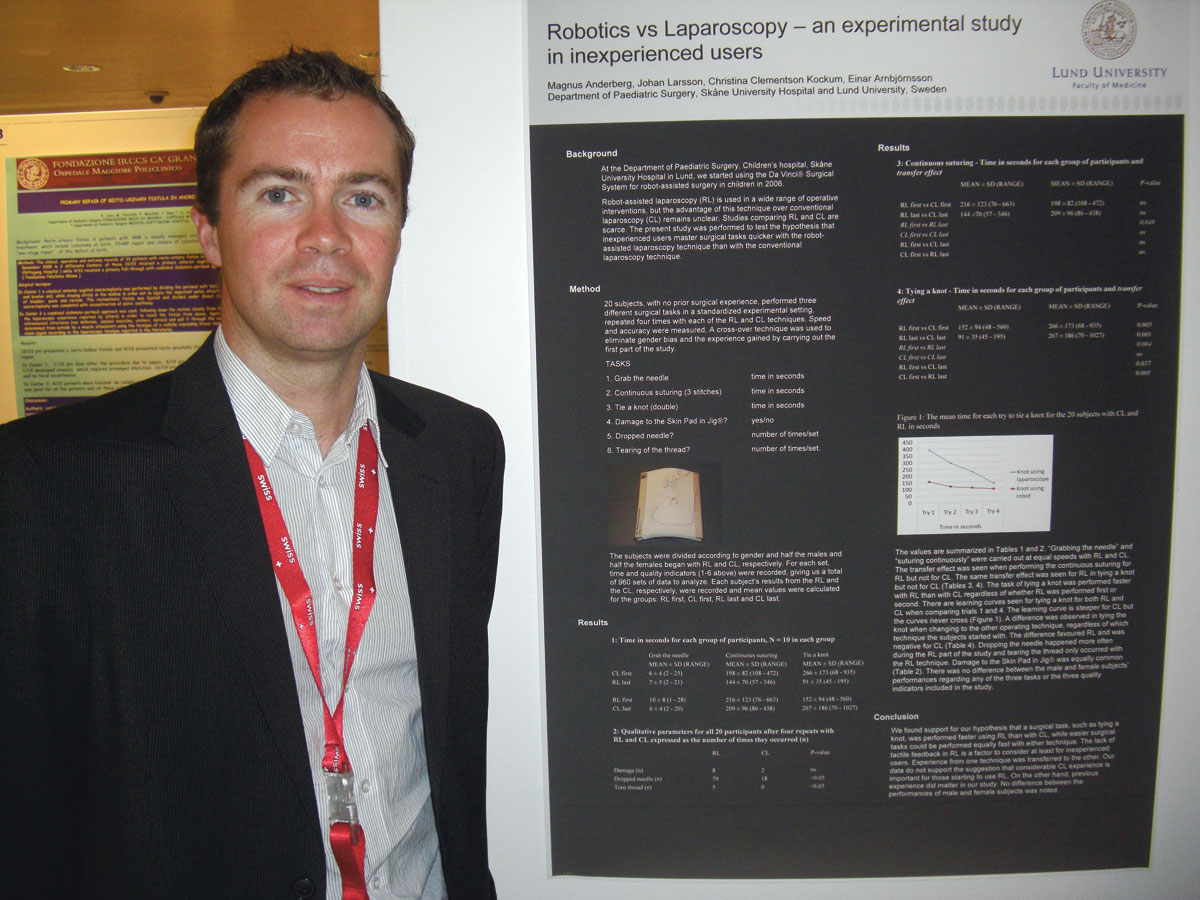 Dr. Magnus Anderberg (Lund) med posteren ”Robotics vs. Laparoscopy – an experimental study with inexperienced users”.
